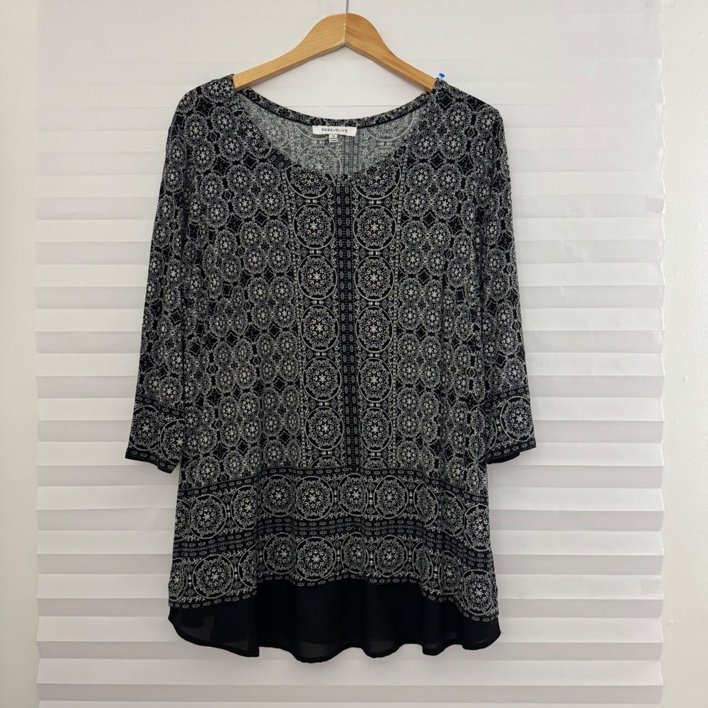 Rose + Olive Women 1X Black White Medallion Print Tunic 3/4 Sleeve Layered Hem
